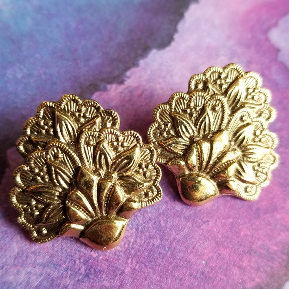 Vintage Jewelry - Vintage gold tone clip earrings fancy fan